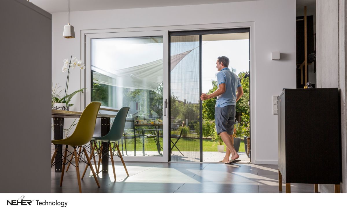 Mann an Terrassentür